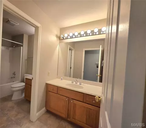 Bath - 364 Whispering Forest Ln, Pacific, MO 63069 photo 6 of 8