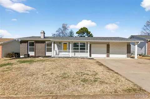 1466 El Camino Dr, Florissant, MO 63031