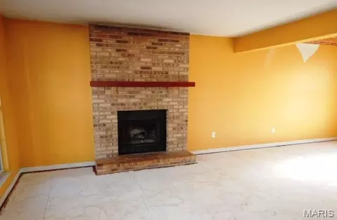 Living - 1545 Greenfield Crossing Ct, Ballwin, MO 63021 photo 1 of 2