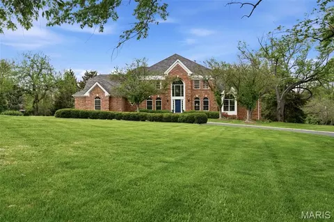 32 Huntleigh Downs Rd, Frontenac, MO 63131