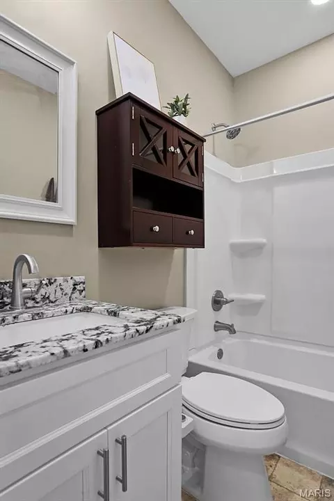 Bath - 3953 Eiler St, Saint Louis, MO 63116 photo 2 of 4