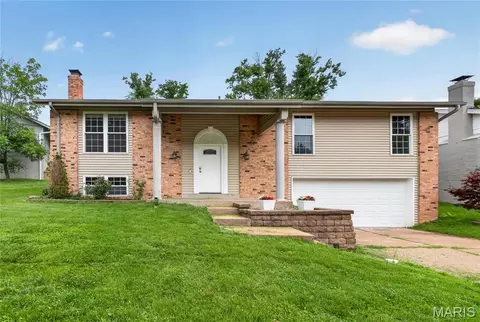 1060 Pinrun Dr, Ballwin, MO 63011