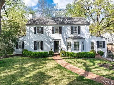 44 Willow Hill Rd, Ladue, MO 63124