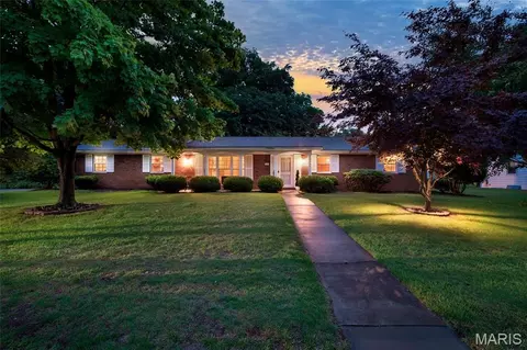 208 Division Dr, Collinsville, IL 62234