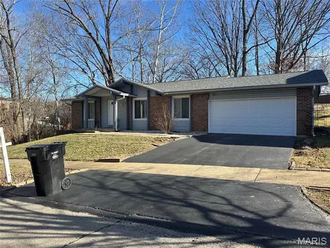 1206 Crested View Dr, Saint Louis, MO 63146