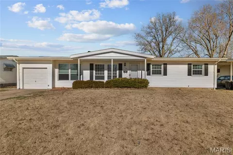725 Pelican Ln, Florissant, MO 63031
