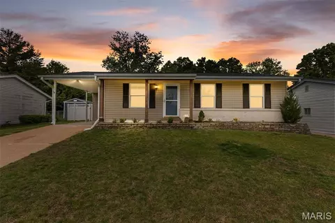 669 Green Hedge Dr, Fenton, MO 63026