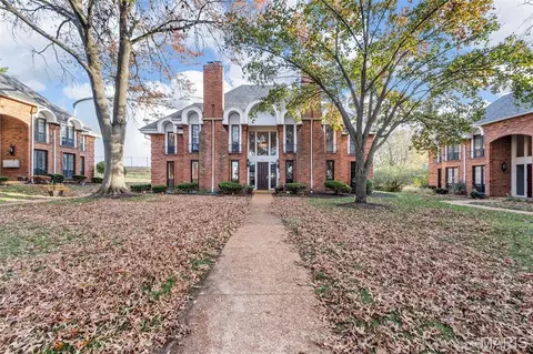 916 Claytonbrook Dr #1, Ballwin, MO 63011