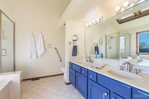 Bath - 6 River Bluff Ct, Augusta, MO 63332 photo 3 of 8