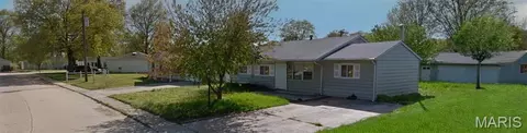 1105 Saint Clement Dr, Sauget, IL 62206