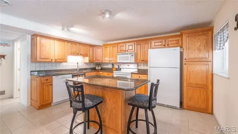 Kitchen - 749 Squaw Rd, Cuba, MO 65453 photo 1 of 3