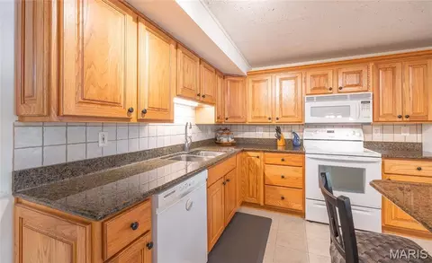 Kitchen - 749 Squaw Rd, Cuba, MO 65453 photo 2 of 3