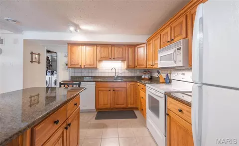 Kitchen - 749 Squaw Rd, Cuba, MO 65453 photo 3 of 3