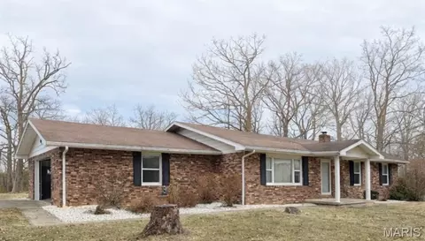 5426 E Dix Irvington Rd, Walnut Hill, IL 62893