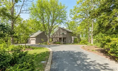 2825 Clayton Forest Ct, Saint Louis, MO 63131