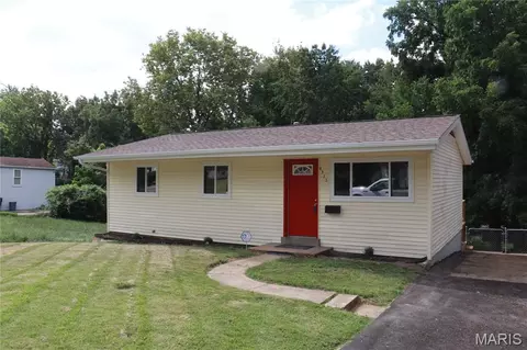 8922 Higginson Dr, Saint Louis, MO 63121