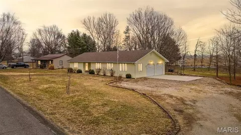 1140 Brooklane Dr, Carrollton, IL 62016