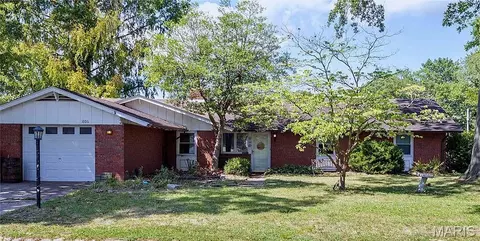 1606 Paris Dr, Godfrey, IL 62035