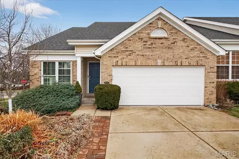 800 Whispering Village Cir, Ballwin, MO 63021