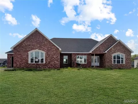 1383 Walnut Ridge Dr, Columbia, IL 62236