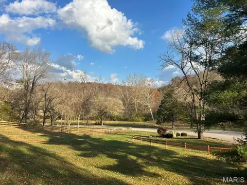 59 R The Bluffs Dr, Eureka, MO 63025
