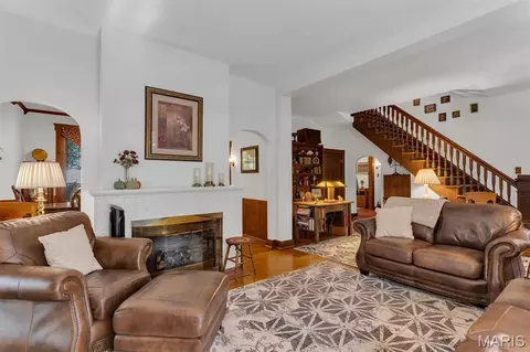 Living - 415 Wesley Ave, Ferguson, MO 63135 photo 2 of 2