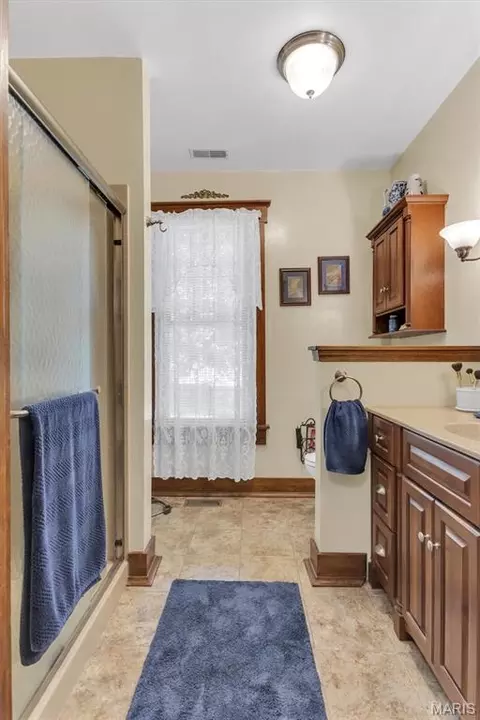 Bath - 415 Wesley Ave, Ferguson, MO 63135 photo 3 of 4