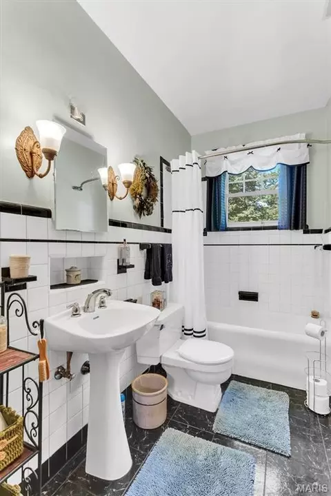 Bath - 415 Wesley Ave, Ferguson, MO 63135 photo 2 of 4