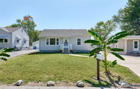 16 White Dr, Saint Louis, MO 63135