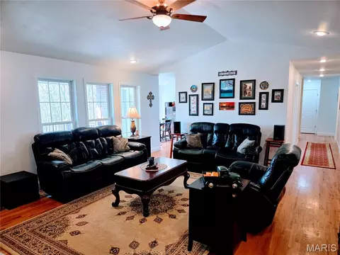 Living - 10535 Limestone Ln, Rolla, MO 65401 photo 3 of 4