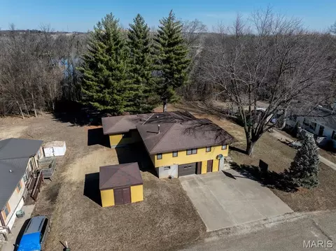 32830 Willow St, La Grange, MO 63448