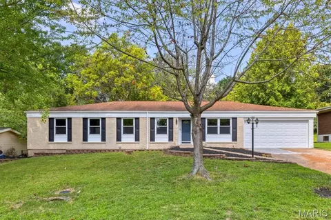 815 Ariege Dr, Creve Coeur, MO 63141
