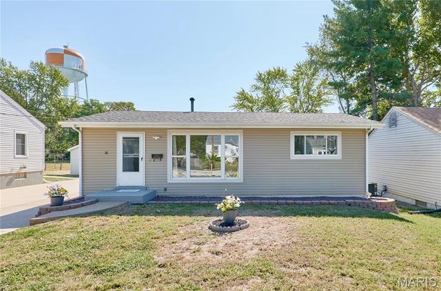 18 White Dr, Saint Louis, MO 63135