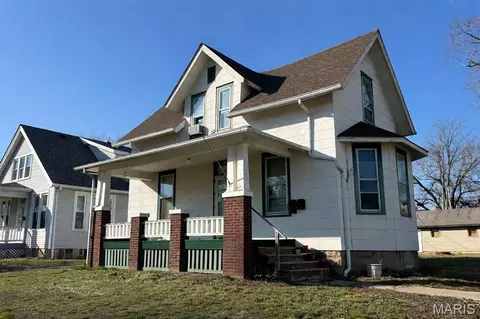 821 12th St, Highland, IL 62249