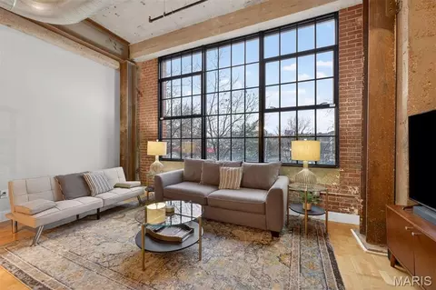 4100 Forest Park Ave #206, Saint Louis, MO 63108