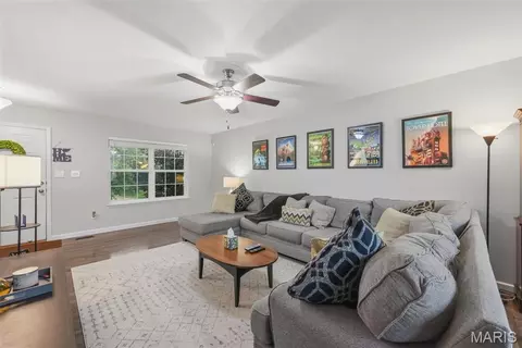 Living - 1014 Maywood Dr, Eureka, MO 63025 photo 2 of 3