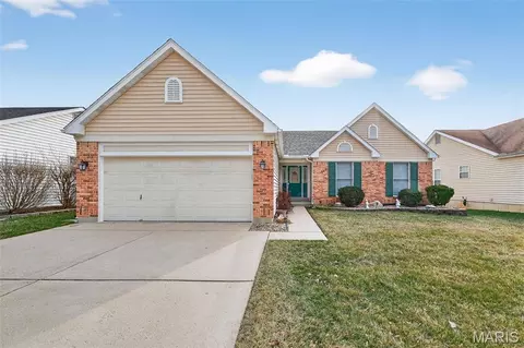 11318 Taylor Pines Dr, Maryland Heights, MO 63043