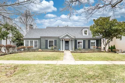 8161 Stratford Dr, Saint Louis, MO 63105