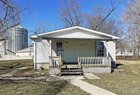 300 Ellis St, Summerfield, IL 62289