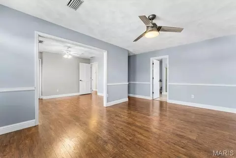 Living - 621 E Wesley Dr, O'fallon, IL 62269 photo 6 of 6