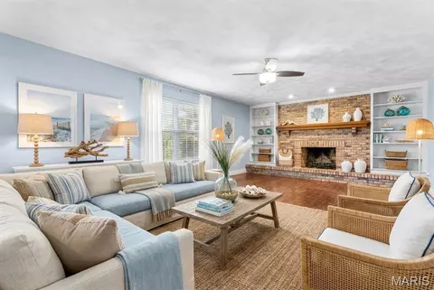 Living - 621 E Wesley Dr, O'fallon, IL 62269 photo 3 of 6