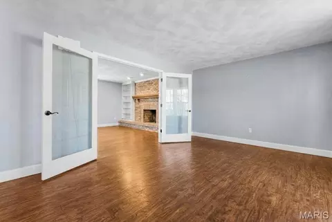 Living - 621 E Wesley Dr, O'fallon, IL 62269 photo 5 of 6