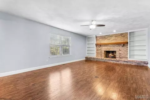 Living - 621 E Wesley Dr, O'fallon, IL 62269 photo 2 of 6