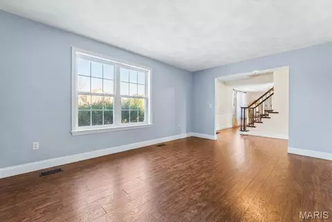 Living - 621 E Wesley Dr, O'fallon, IL 62269 photo 4 of 6