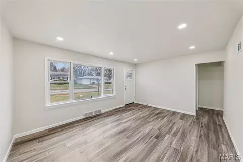 Living - 6621 Dunwold Dr, Berkeley, MO 63134 photo 2 of 2