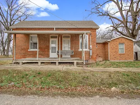 92 S Centennial Rd, Addieville, IL 62214