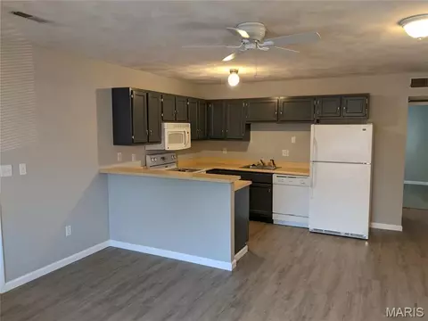 Kitchen - 164 Eagle Rdg, O'fallon, IL 62269 photo 2 of 3