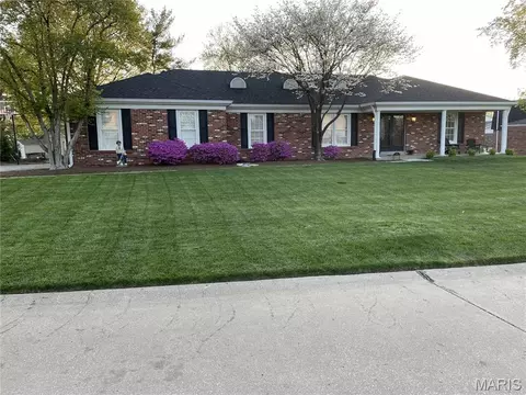 315 Prince Towne Dr, Creve Coeur, MO 63141