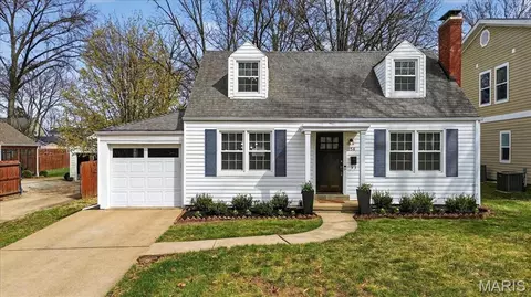 1158 N Geyer Rd, Kirkwood, MO 63122