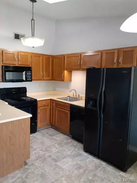 Kitchen - 161-306 Eagle Rdg, O'fallon, IL 62269 photo 2 of 4